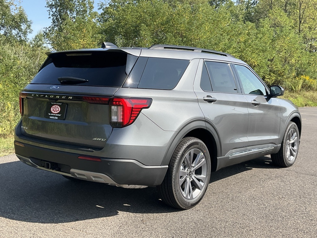 2025 Ford Explorer photo 26