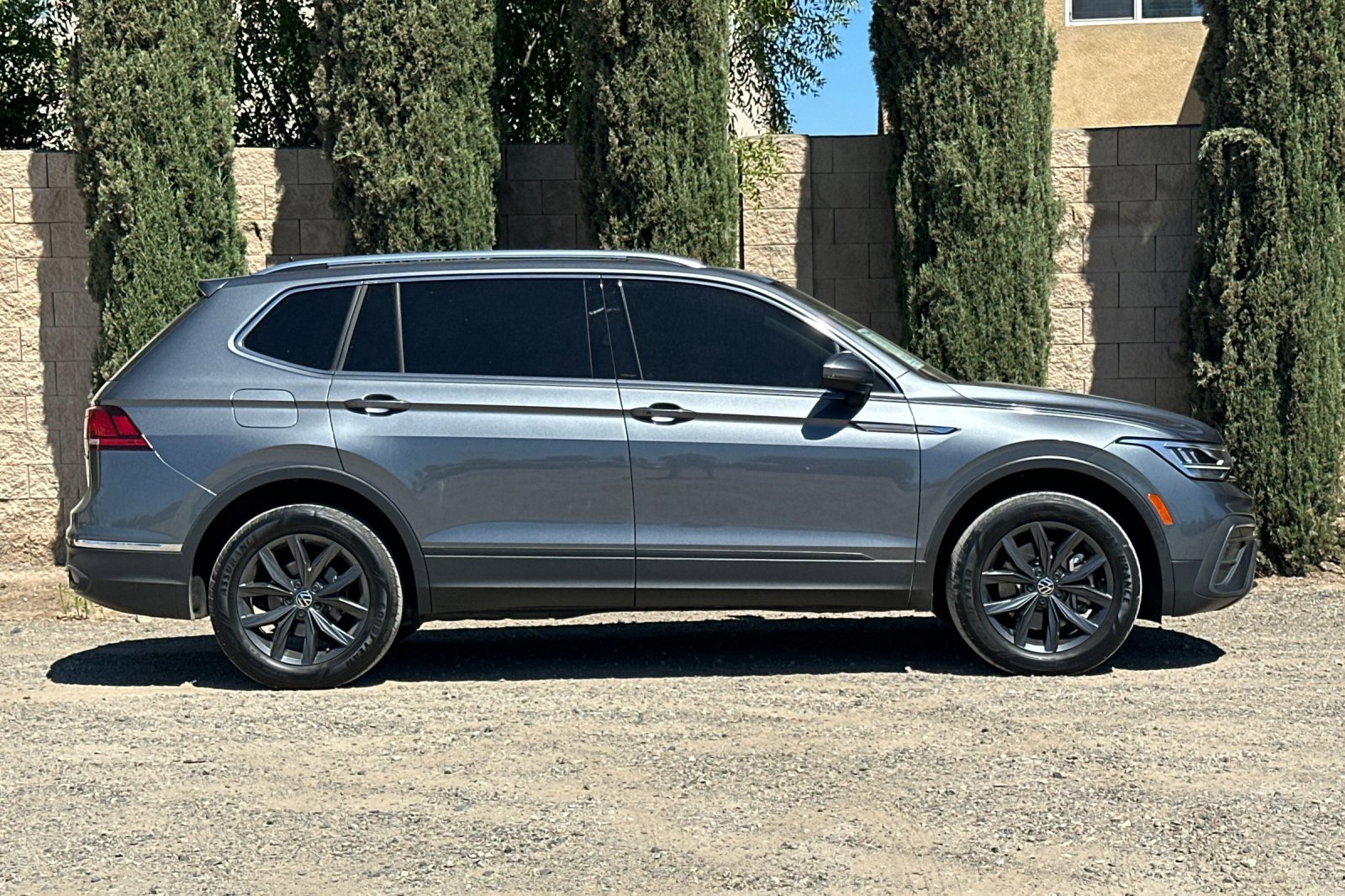 2022 Volkswagen Tiguan SE photo 3
