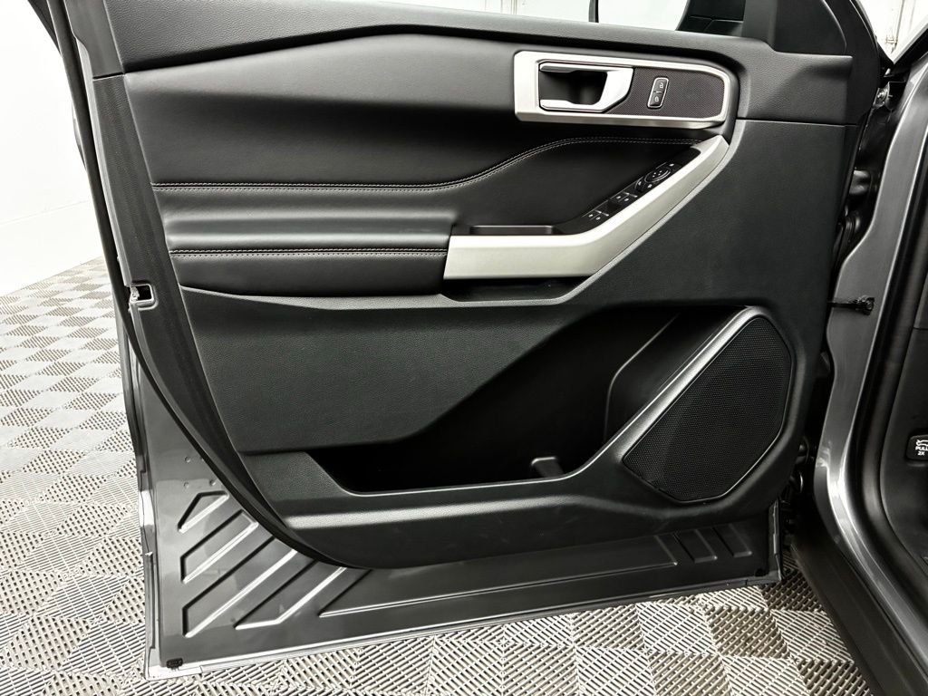 2023 Ford Explorer XLT photo 17