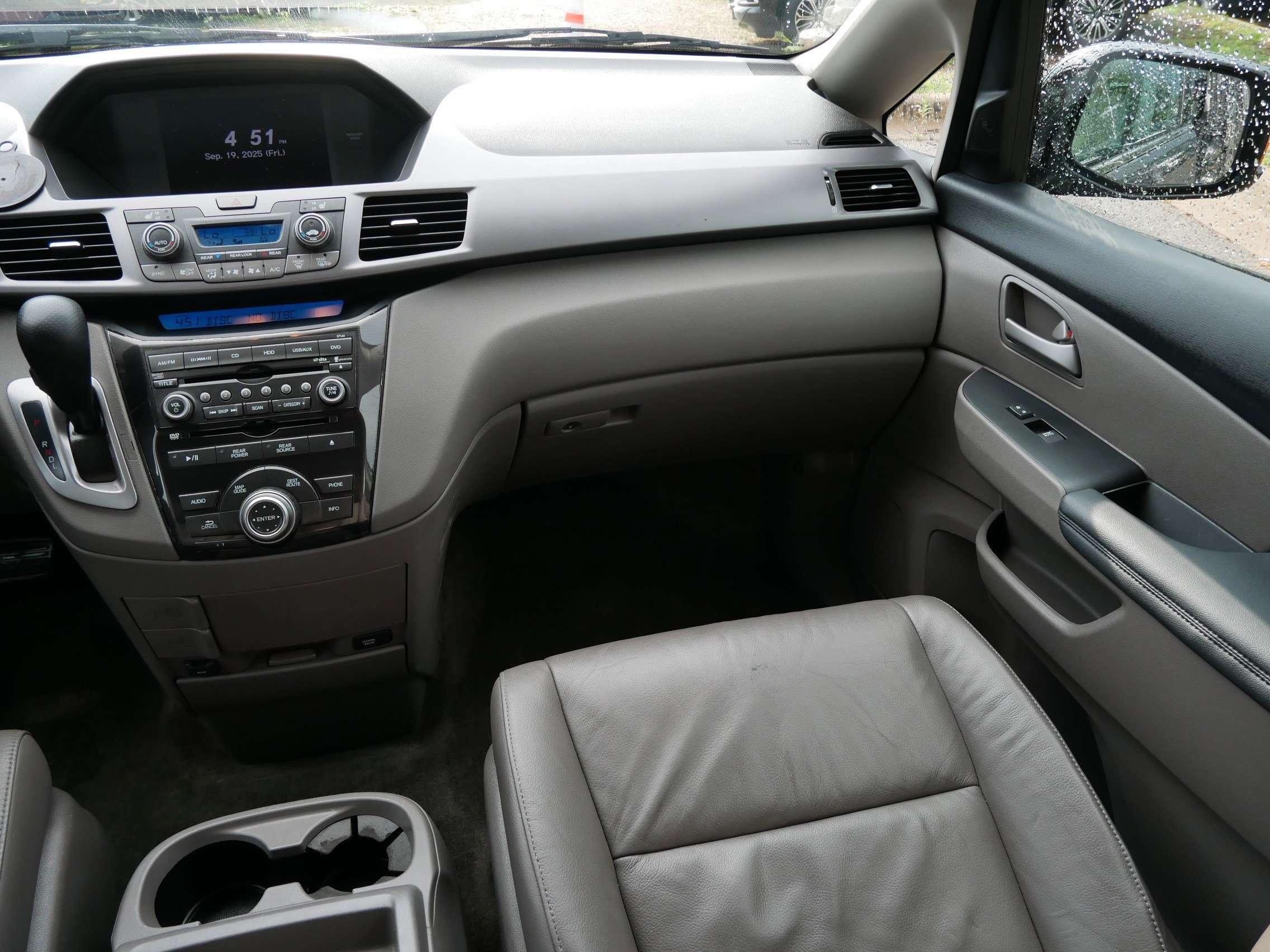 2013 Honda Odyssey Touring photo 11