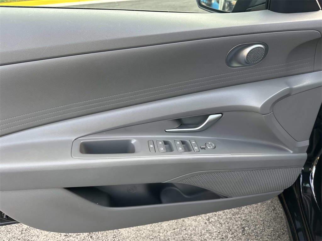 2023 Hyundai Elantra SEL photo 24