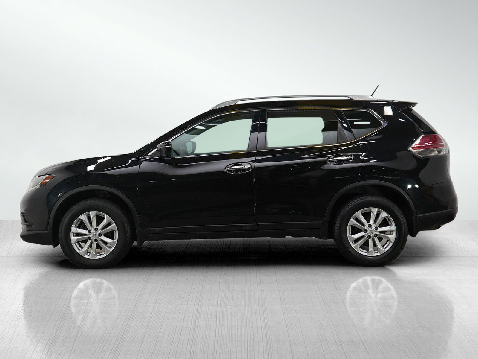 2016 Nissan Rogue SV photo 2