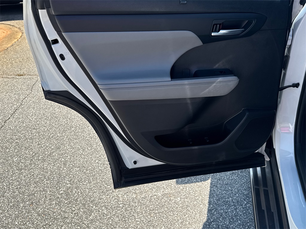 2021 Toyota Highlander XLE photo 19