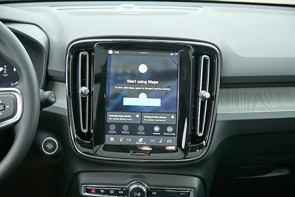 2026 VOLVO XC40 - Image 26