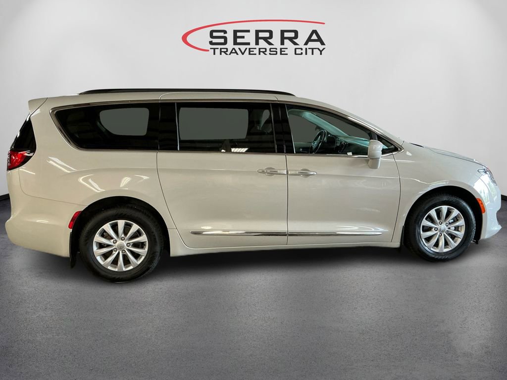 2017 Chrysler Pacifica Touring L photo 4