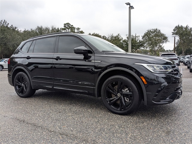 2024 Volkswagen Tiguan SE R-LINE BLACK's photo