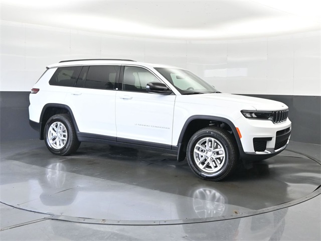 2025 Jeep Grand Cherokee Laredo photo 2
