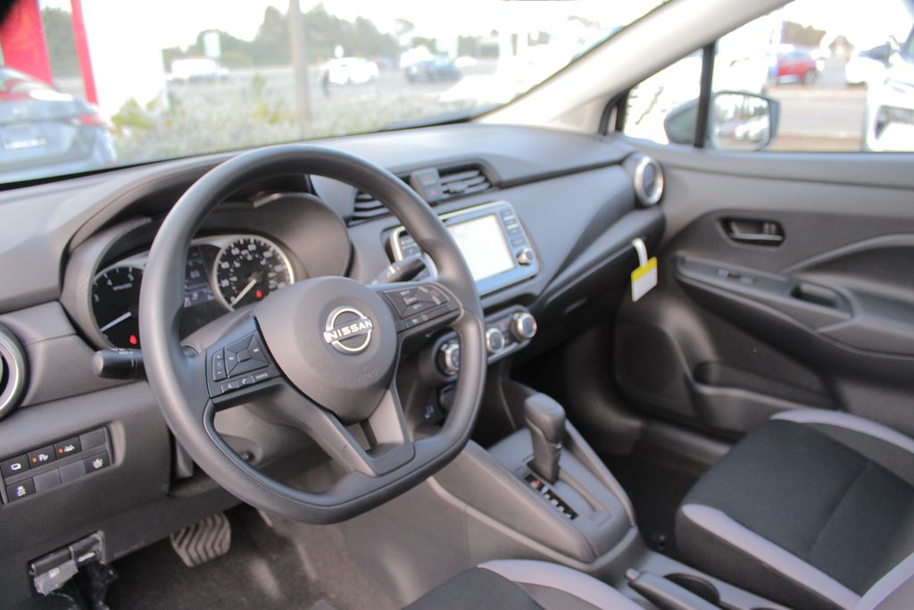 2025 Nissan Versa 1.6 SV photo 11