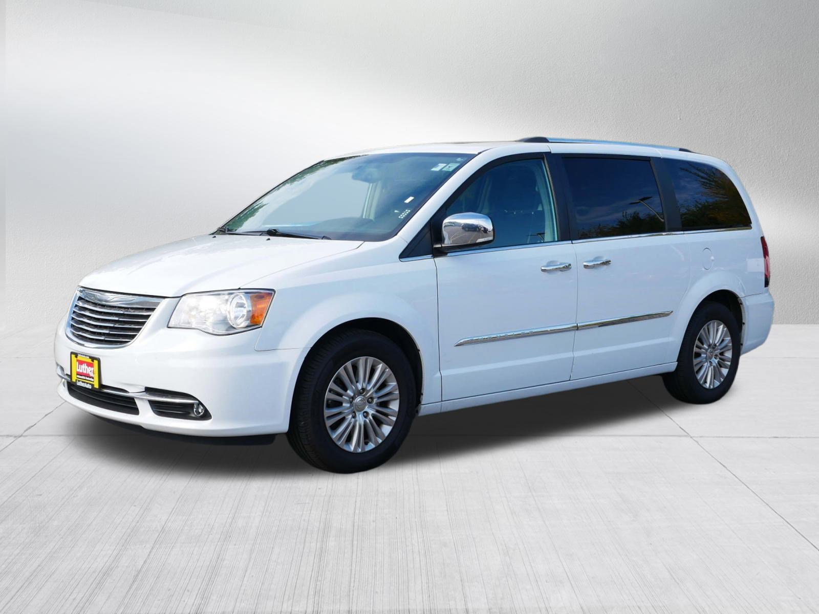 2015 Chrysler Town & Country Limited photo 3