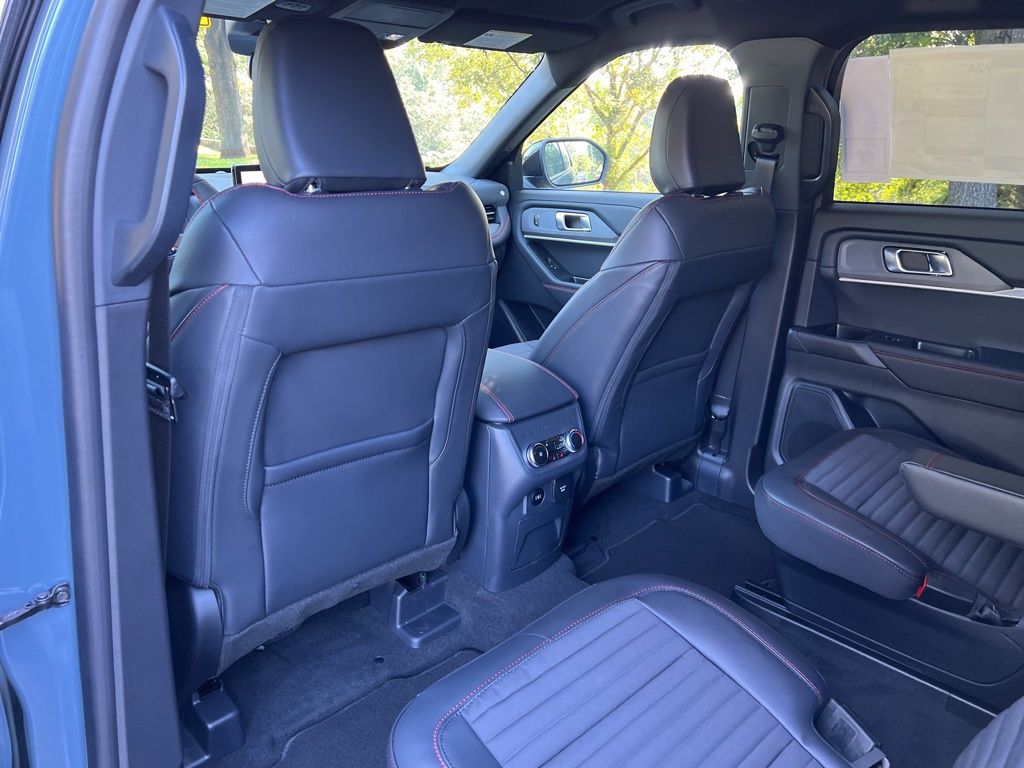 2025 Ford Explorer ST-Line photo 31