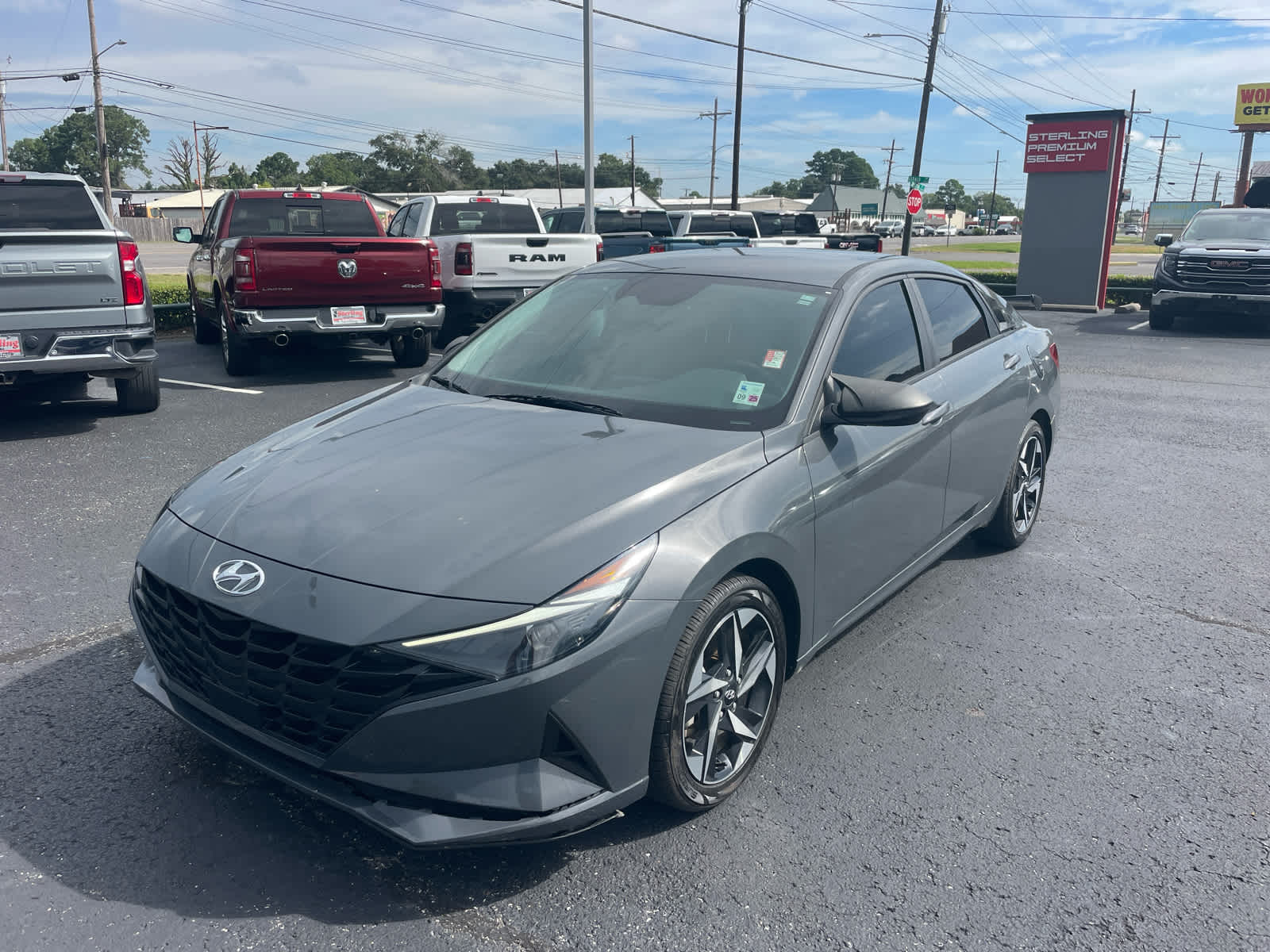 2023 Hyundai Elantra SEL photo 3