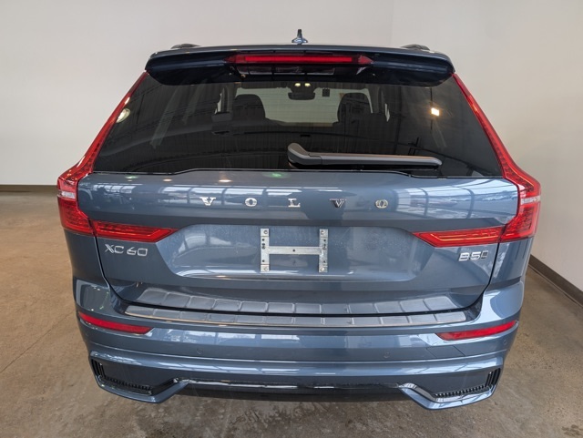 2025 Volvo XC60 B5 Core photo 4