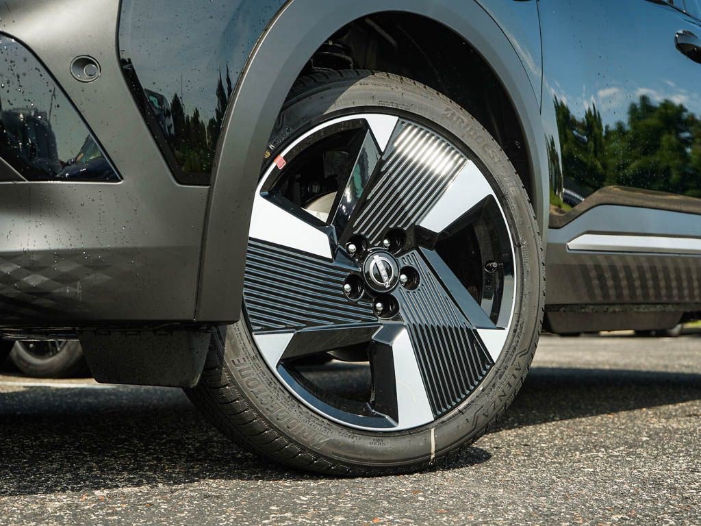 2025 Nissan Kicks SR photo 4