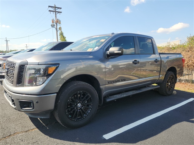 2019 Nissan Titan SL photo 3