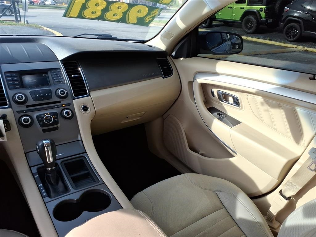 2017 Ford Taurus SE photo 15