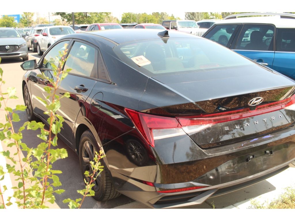 2022 Hyundai Elantra SEL Convenience photo 2