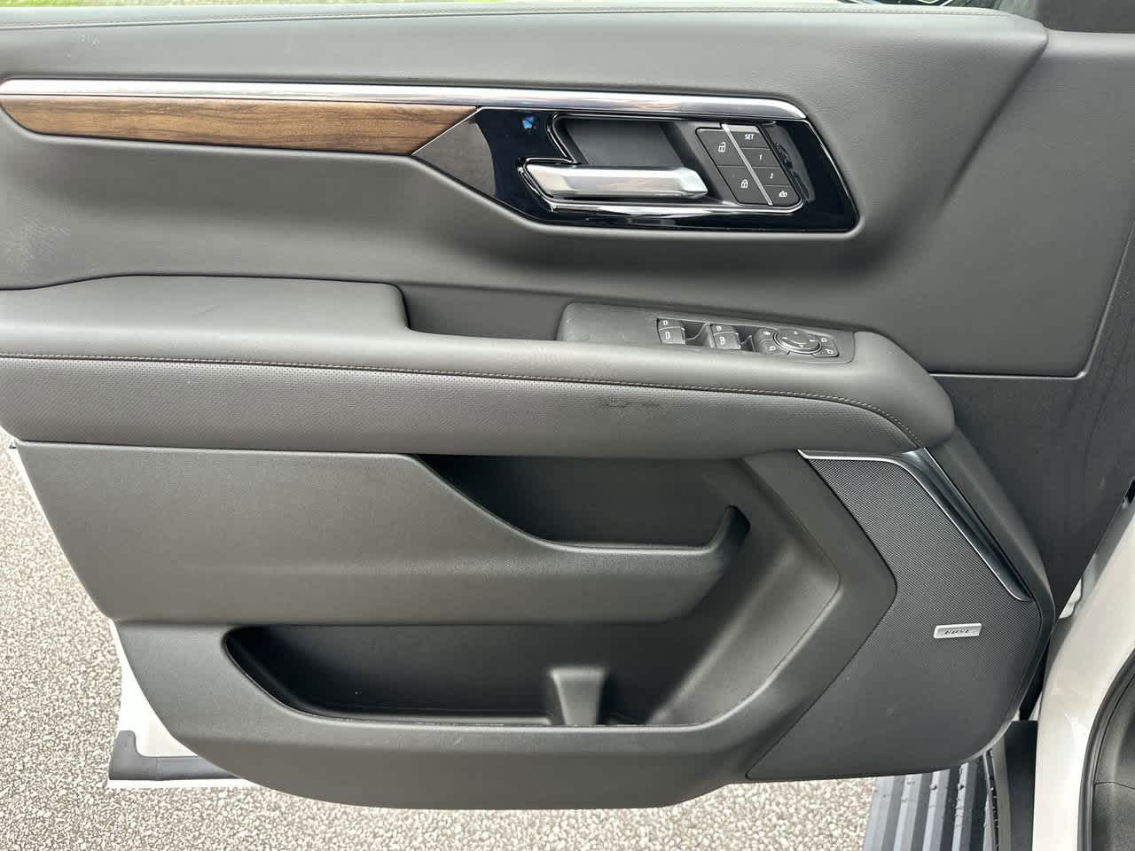 2025 Chevrolet Suburban High Country photo 19