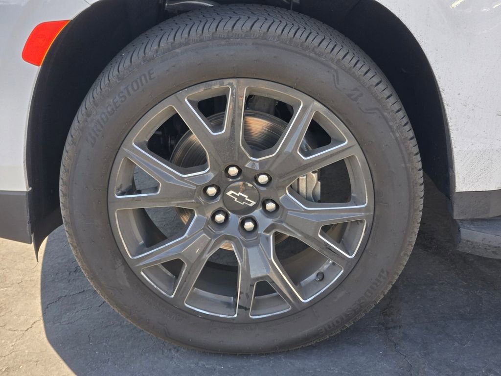2023 Chevrolet Suburban LT photo 3