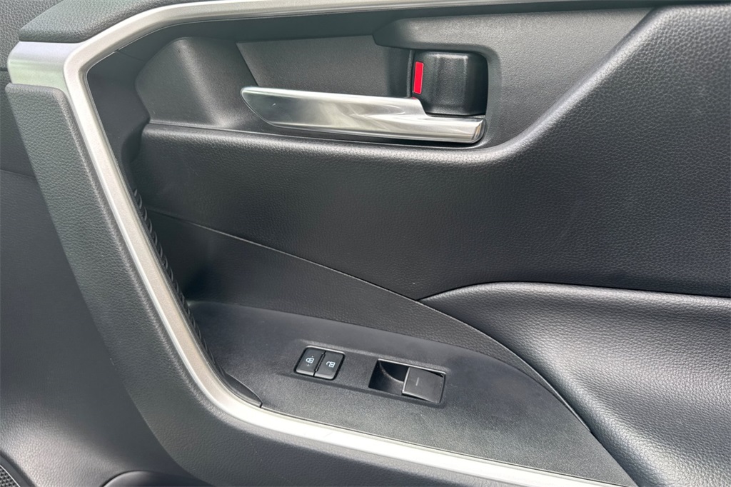 2022 Toyota RAV4 Hybrid SE photo 21