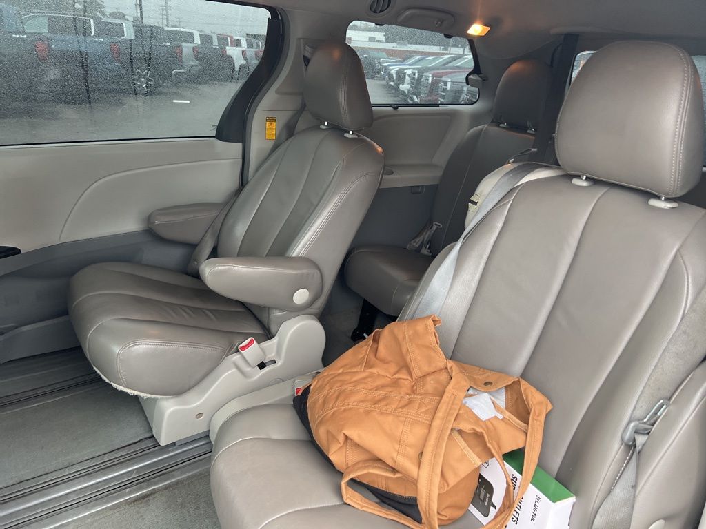2014 Toyota Sienna LE photo 18