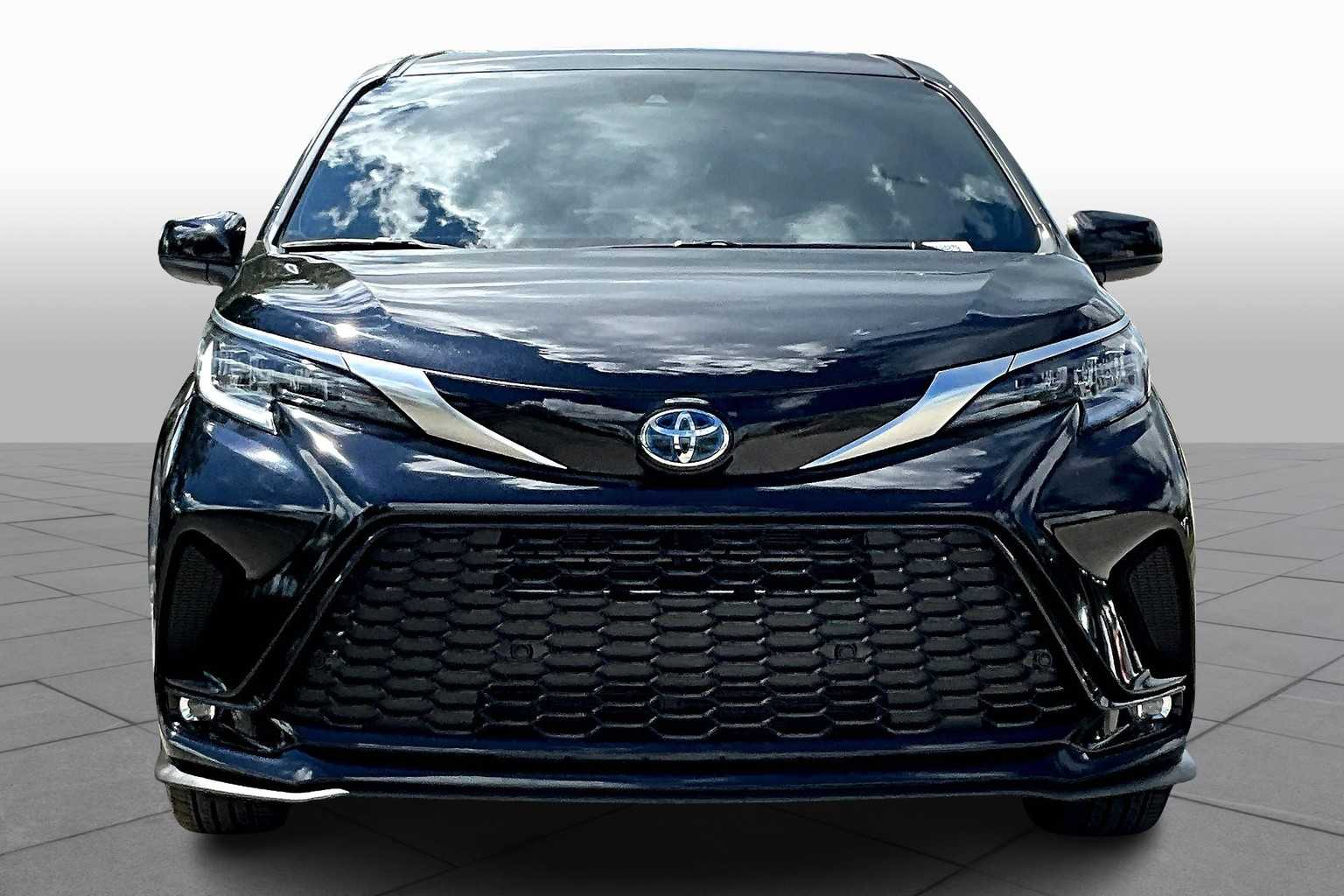 2024 Toyota Sienna XSE photo 3