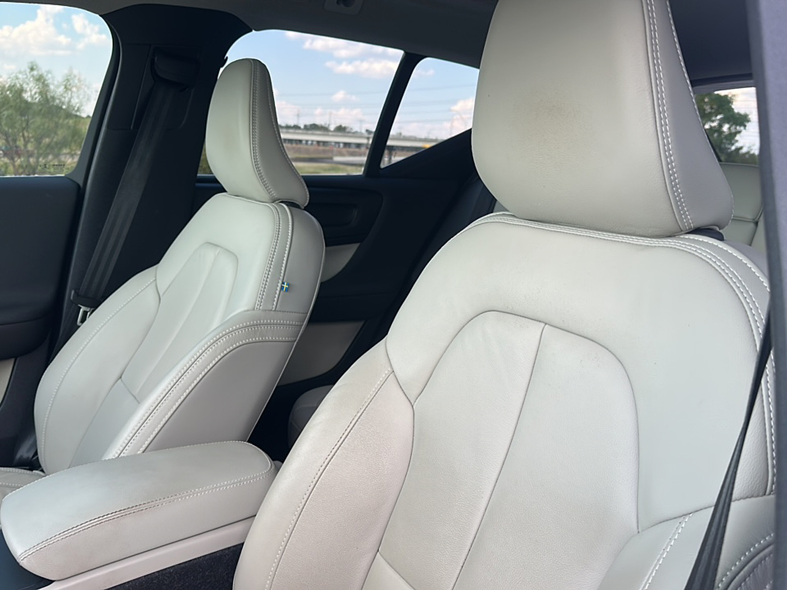 2023 Volvo XC40 Plus photo 3