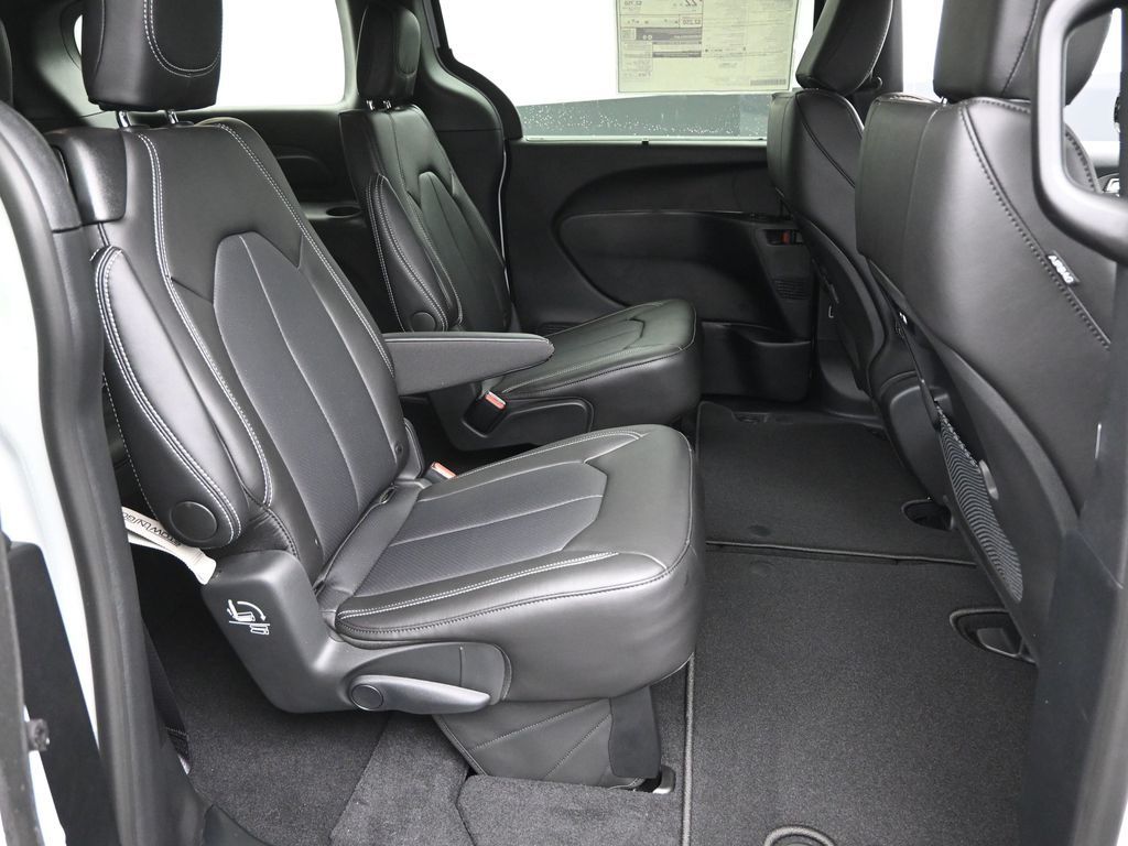 2026 Chrysler Pacifica photo 6