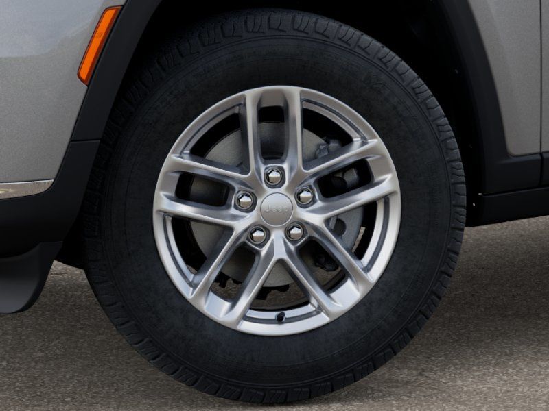 2025 Jeep Grand Cherokee Laredo photo 4