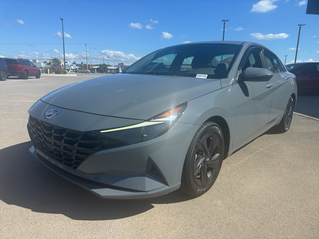 2021 Hyundai Elantra SEL photo 2