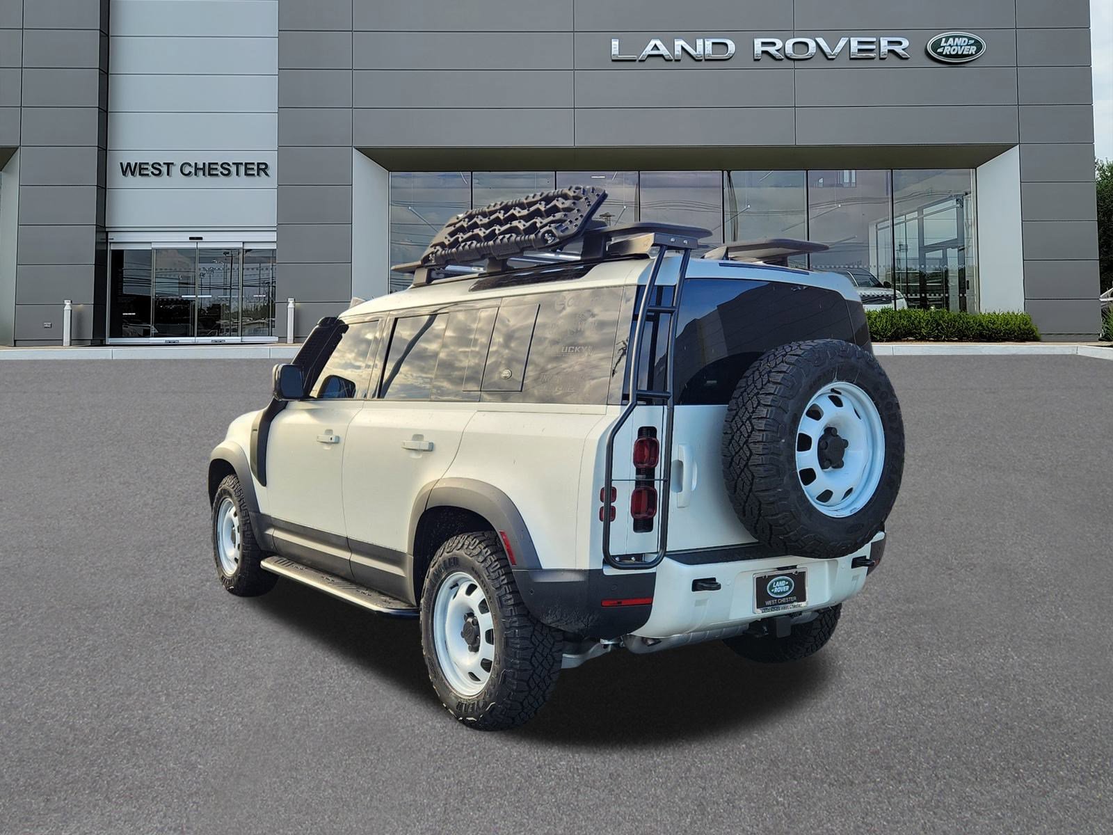 2024 Land Rover Defender 110 S photo 3