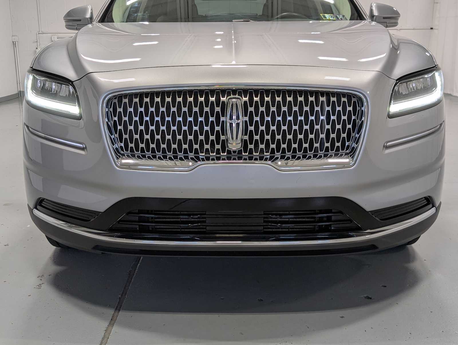 2022 Lincoln Nautilus Standard photo 2