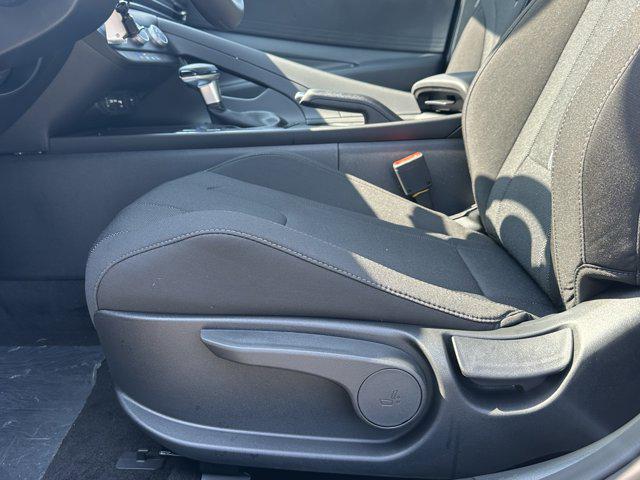 2025 Hyundai Elantra SE photo 9