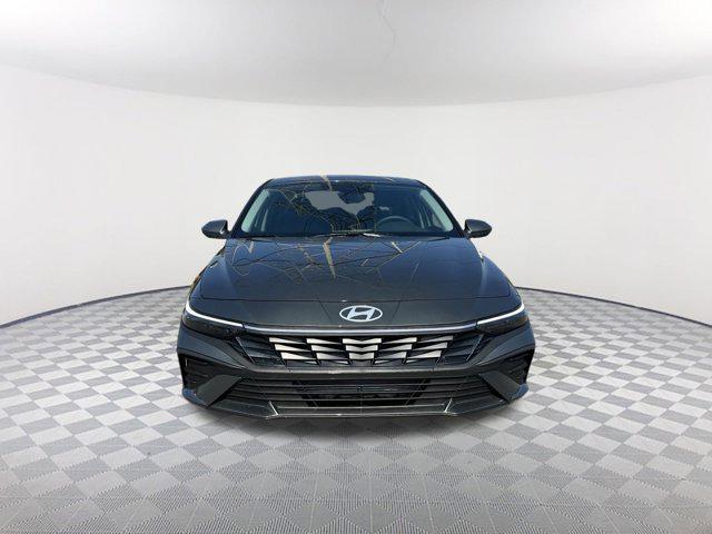 2025 Hyundai Elantra SE photo 2