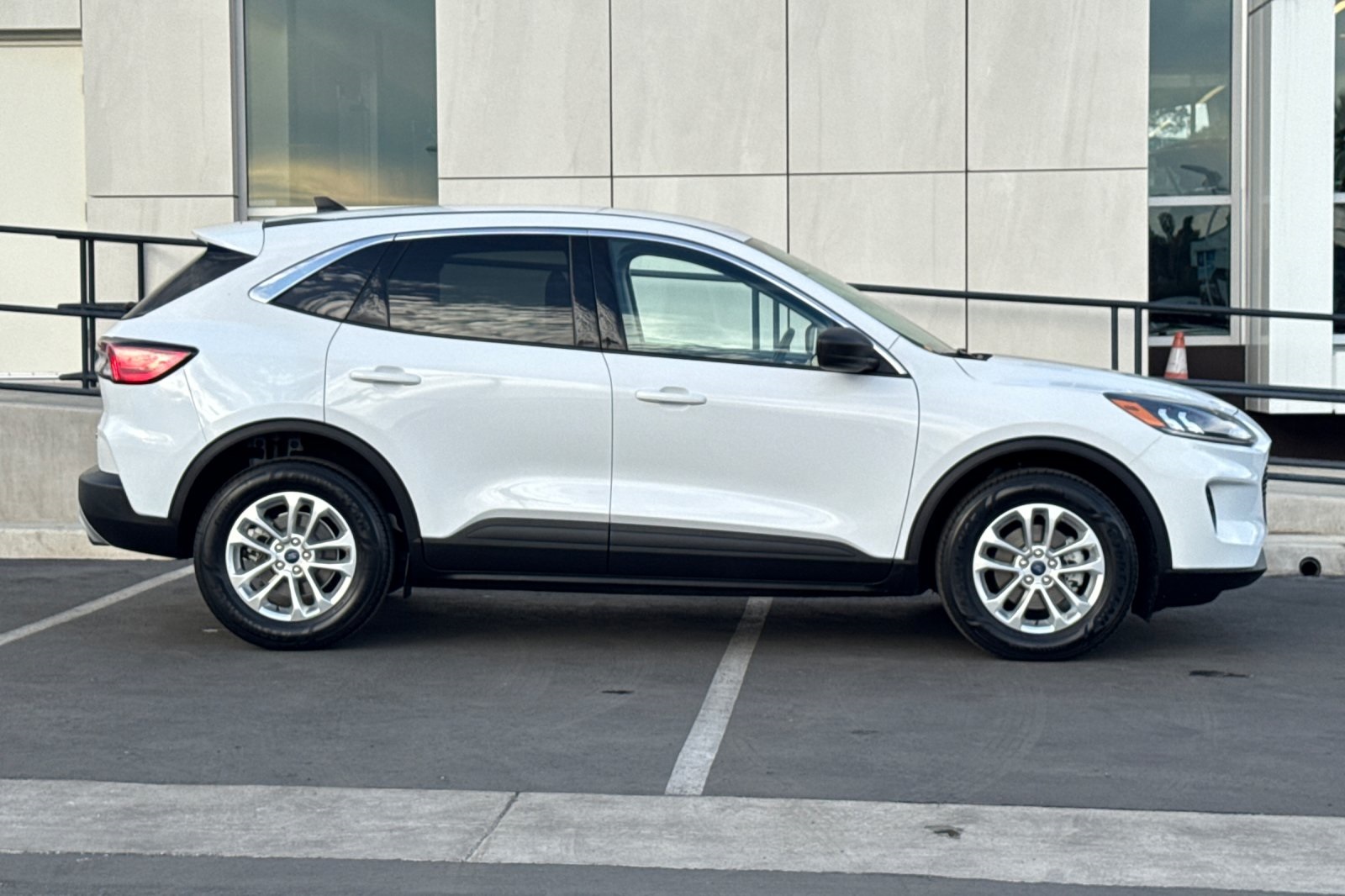 2022 Ford Escape Hybrid SE photo 2