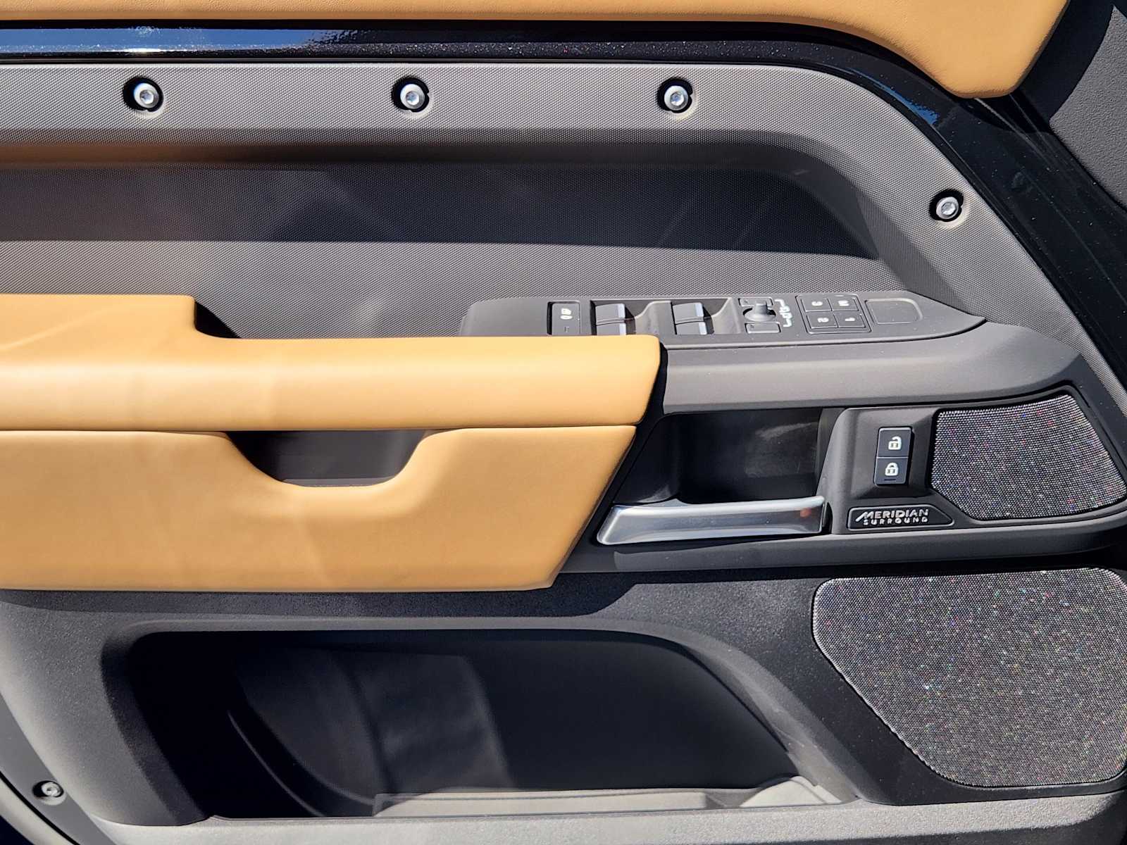 2025 Land Rover Defender 130 X-Dynamic SE photo 21