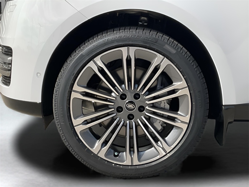 2025 Land Rover Range Rover SE photo 9