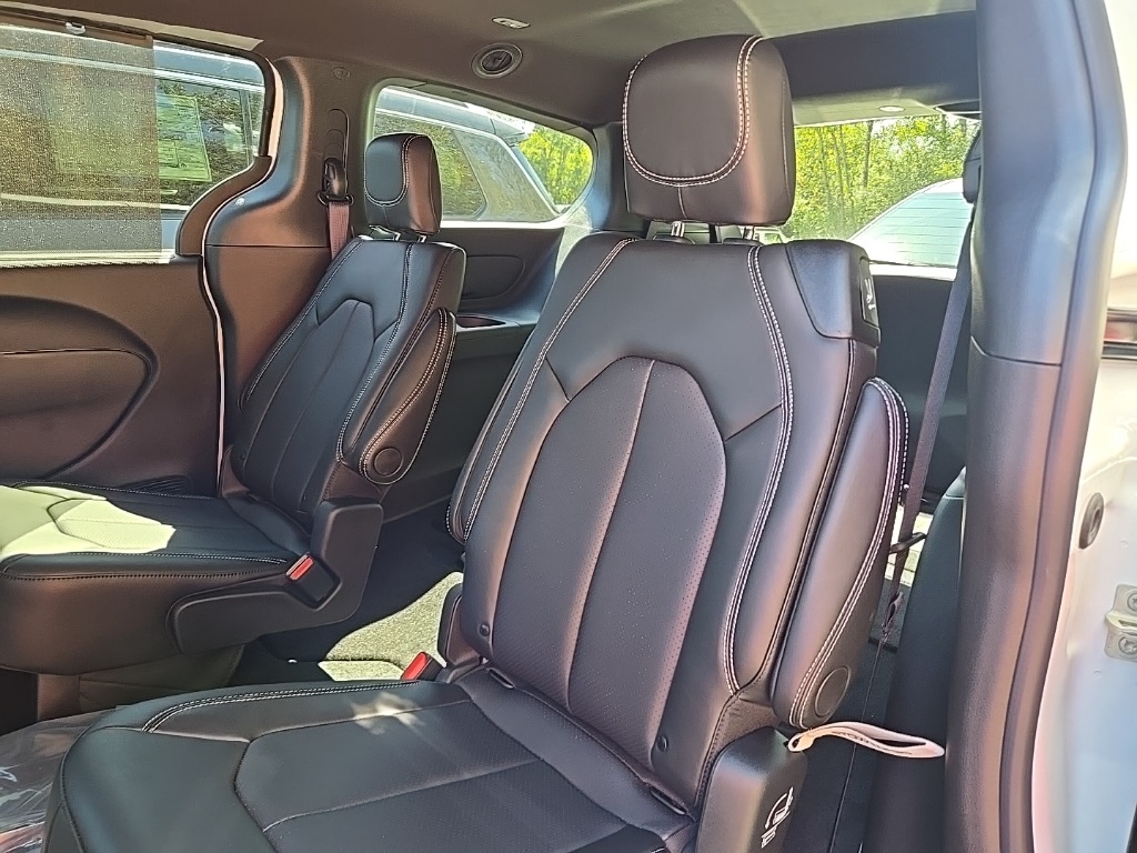 2026 Chrysler Voyager LX photo 8