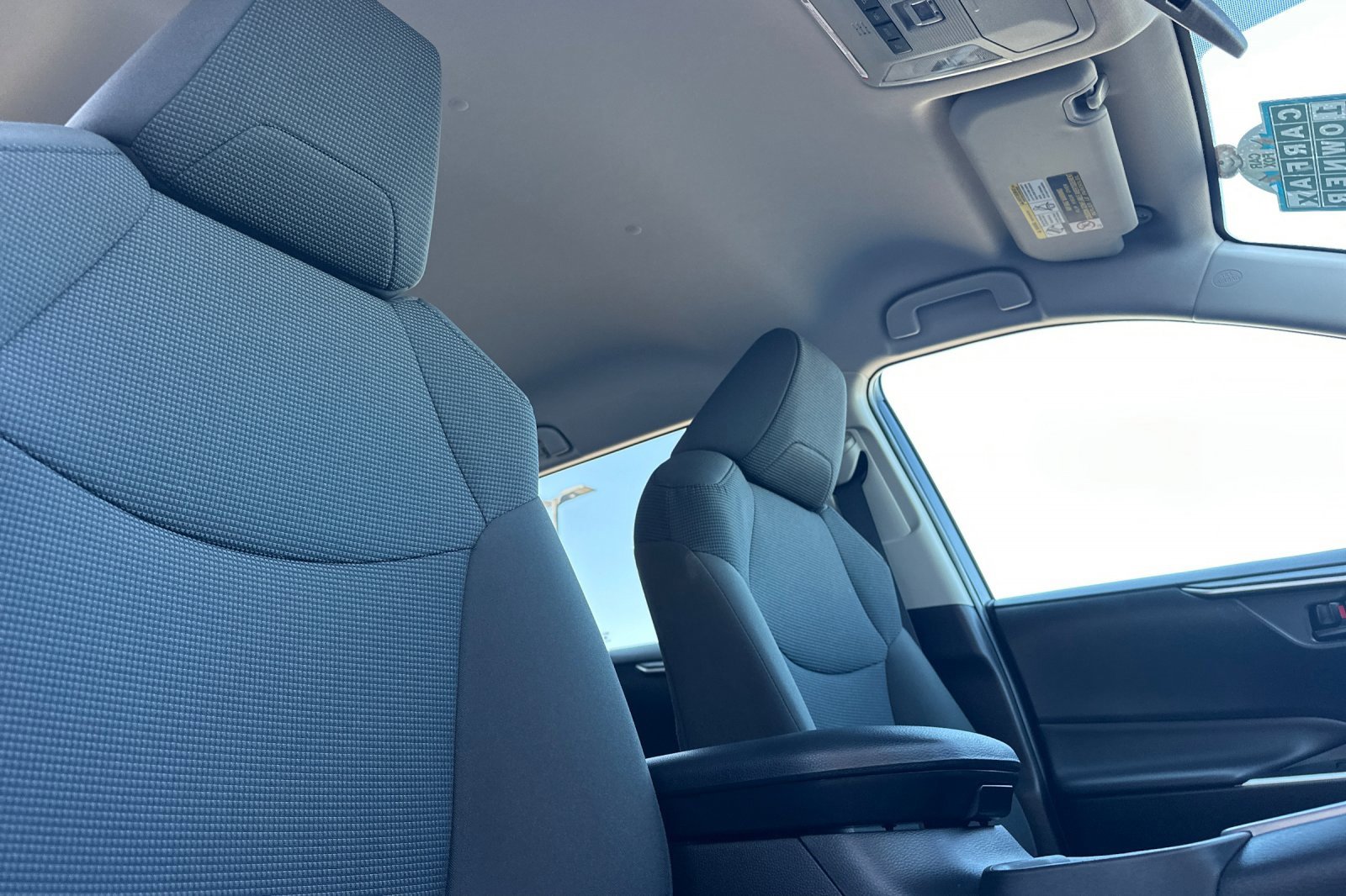 2022 Toyota RAV4 LE photo 19