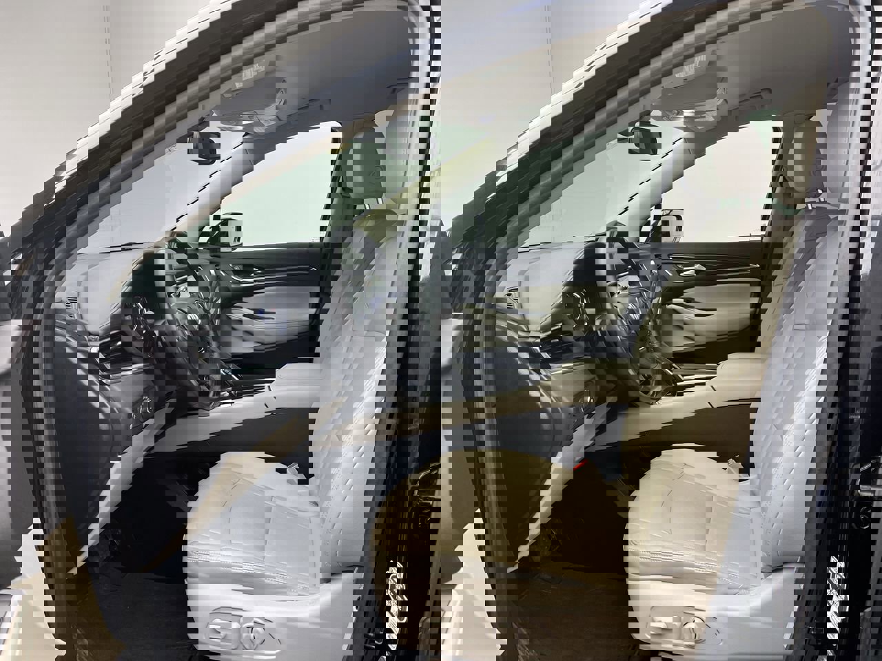 2020 Buick Enclave Essence photo 3