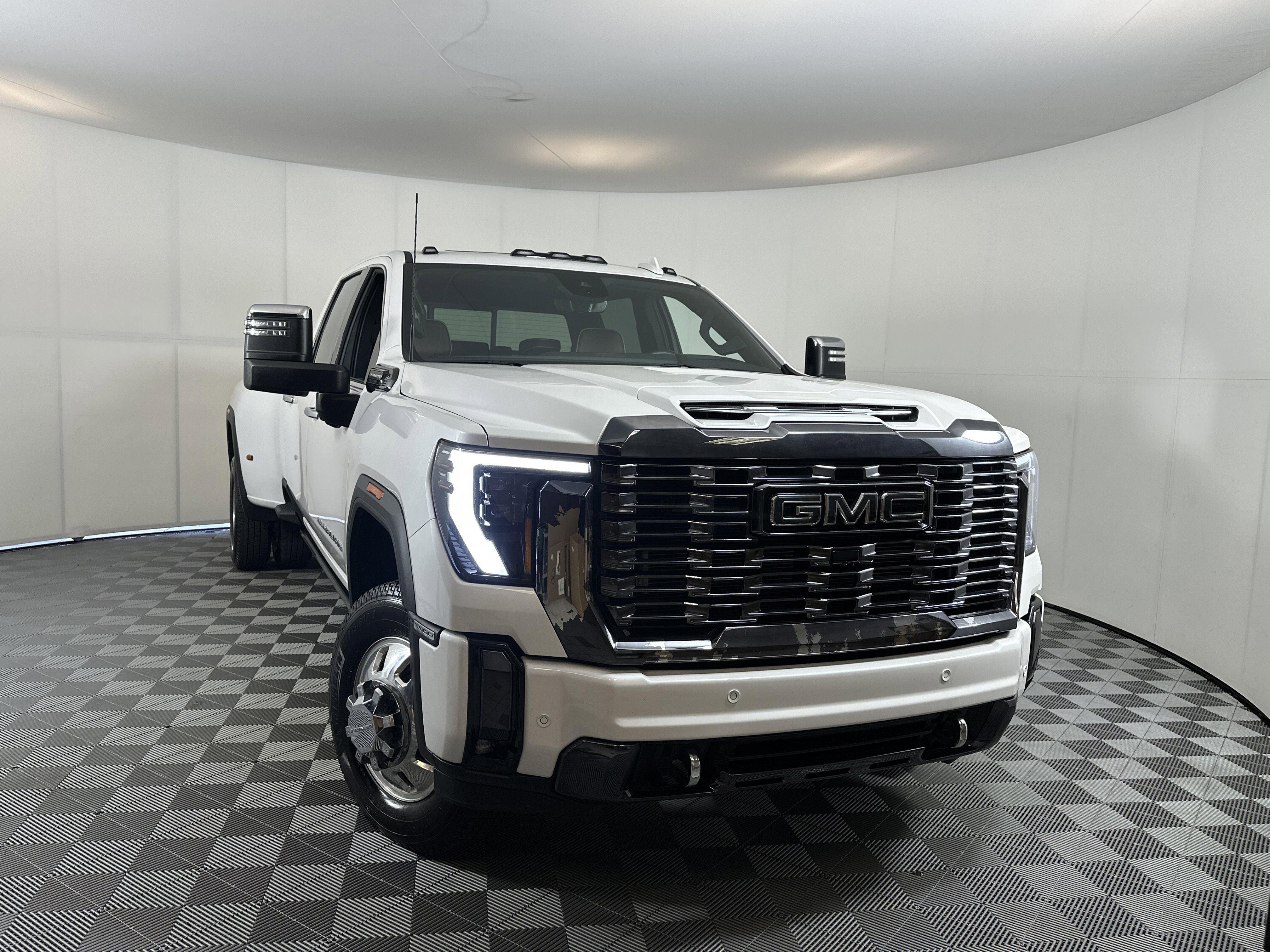 2024 GMC Sierra 3500HD Denali Ultimate's photo
