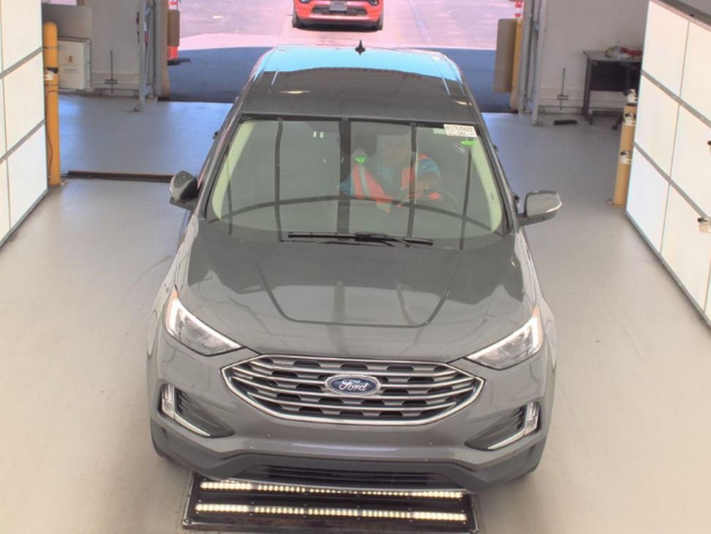 2024 Ford Edge Titanium photo 2