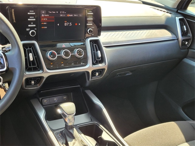 2023 Kia Sorento LX photo 23