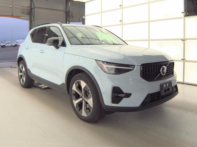 2025 Volvo XC40 Plus photo 2