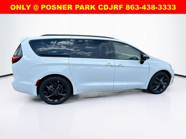2026 Chrysler Pacifica Limited photo 4