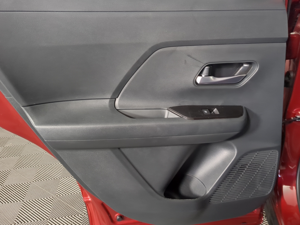 2025 Nissan Kicks SV photo 12