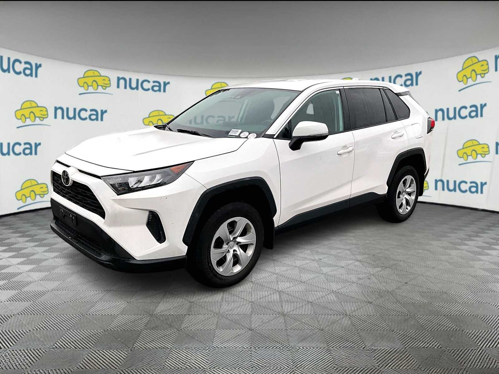 2022 Toyota RAV4 LE photo 2