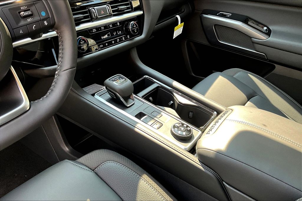 2025 Nissan Pathfinder SL photo 6