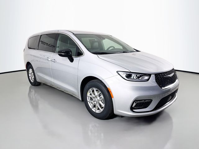 2026 Chrysler Pacifica Select's photo