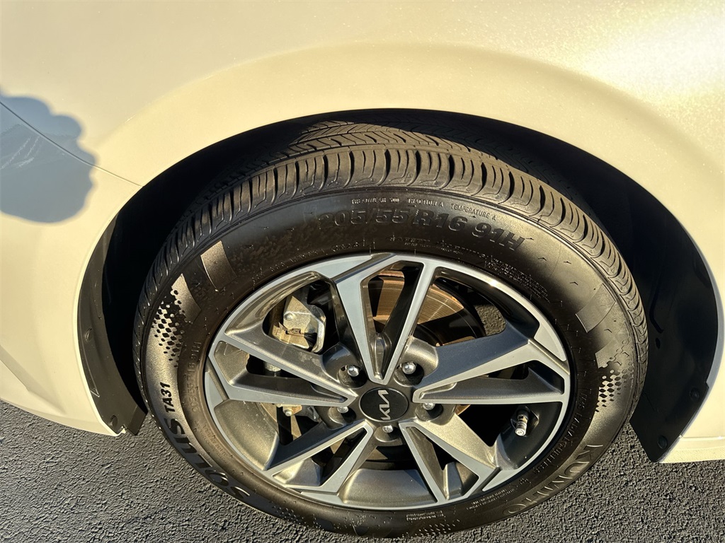 2024 Kia Forte LXS photo 16