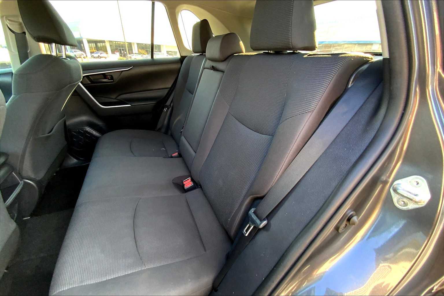 2021 Toyota RAV4 LE photo 19